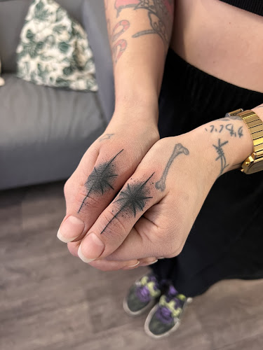 Les Mains Sales Tattoo Shop