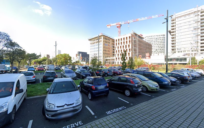 8 Rue de Tchécoslovaquie Parking